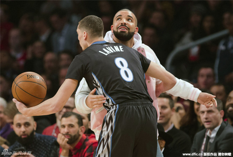 Zach LaVine remporte le NBA Slam Dunk Contest 2016 