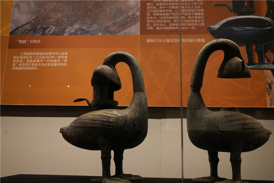 Des objets anciens du tombeau de Haihunhou exposés à Beijing
