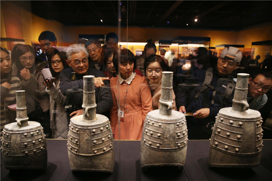 Des objets anciens du tombeau de Haihunhou exposés à Beijing
