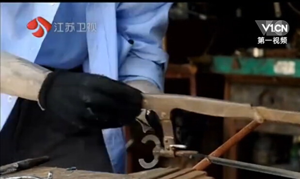 Un agriculteur invalide se fabrique de nouvelles mains