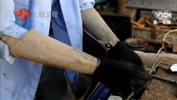 Un agriculteur invalide se fabrique de nouvelles mains