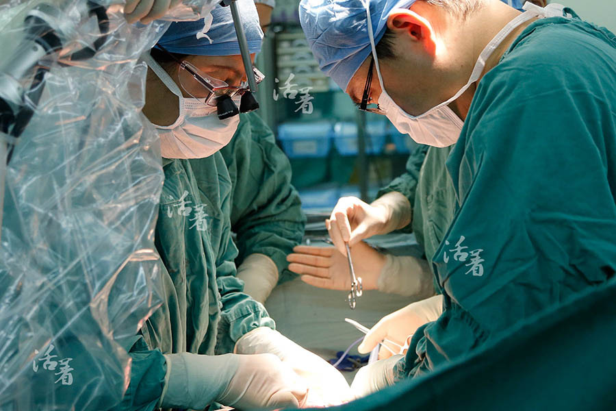 Succès de l'opération des frères siamois : bonheur et amertume pour la famille