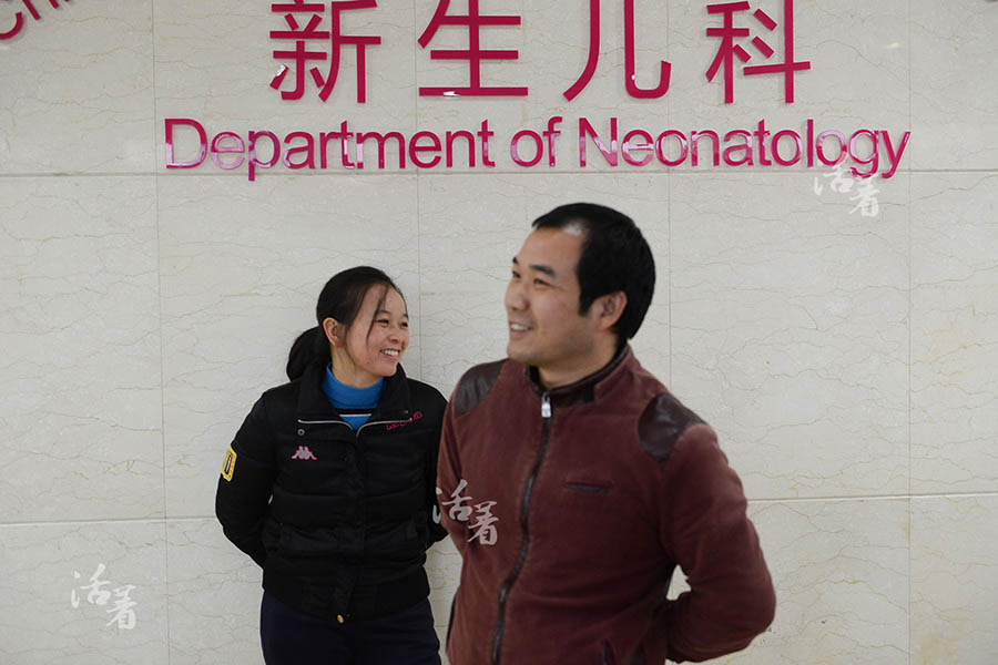 Succès de l'opération des frères siamois : bonheur et amertume pour la famille