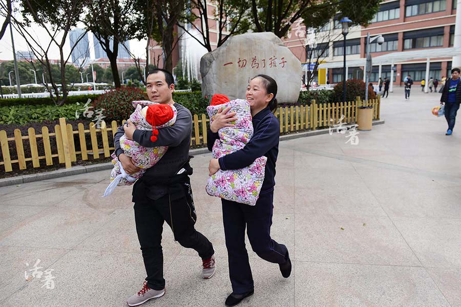 Succès de l'opération des frères siamois : bonheur et amertume pour la famille