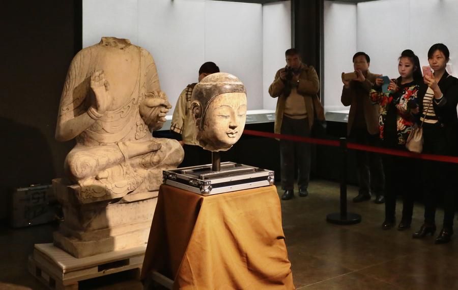 Retour de la tête volée de la statue du Bouddha Shakyamuni
