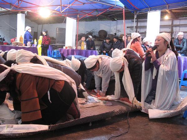 Pleureuse professionnelle pendant le Festival Qingming