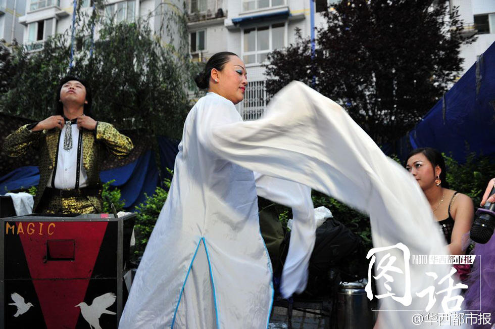 Pleureuse professionnelle pendant le Festival Qingming