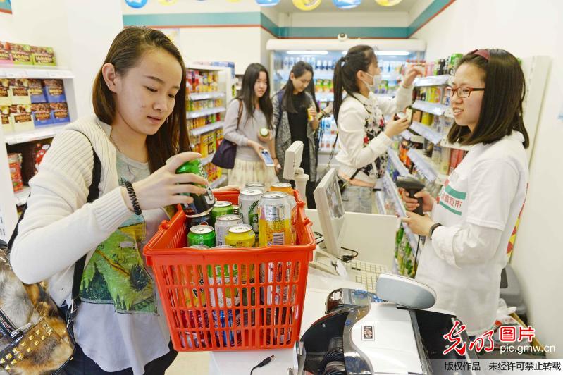 L'ouverture d'un supermarché avec des emballages vides fait sensation à Shanghai