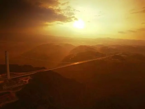 Le plus haut pont suspendu d'Asie bient?t ouvert au trafic