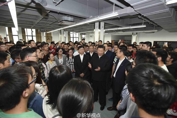 Deux humano?des saluent le président Xi Jinping