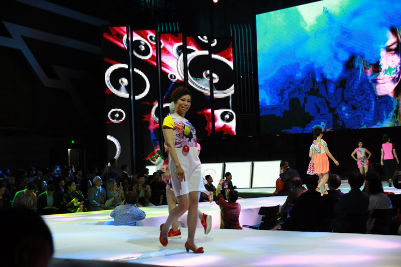 Défilé de mode : la classe des quinquagénaires shanghaiennes