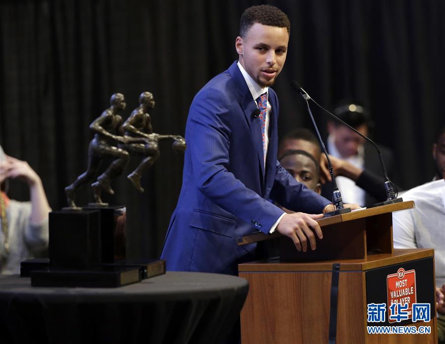 NBA : Stephen Curry élu MVP à l'unanimité, une première dans l'histoire