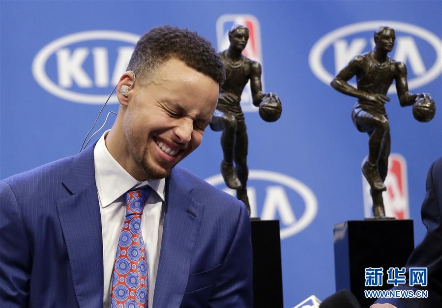 NBA : Stephen Curry élu MVP à l'unanimité, une première dans l'histoire