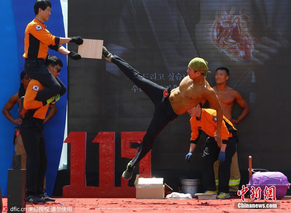 Un concours musclé des pompiers sud-coréens  