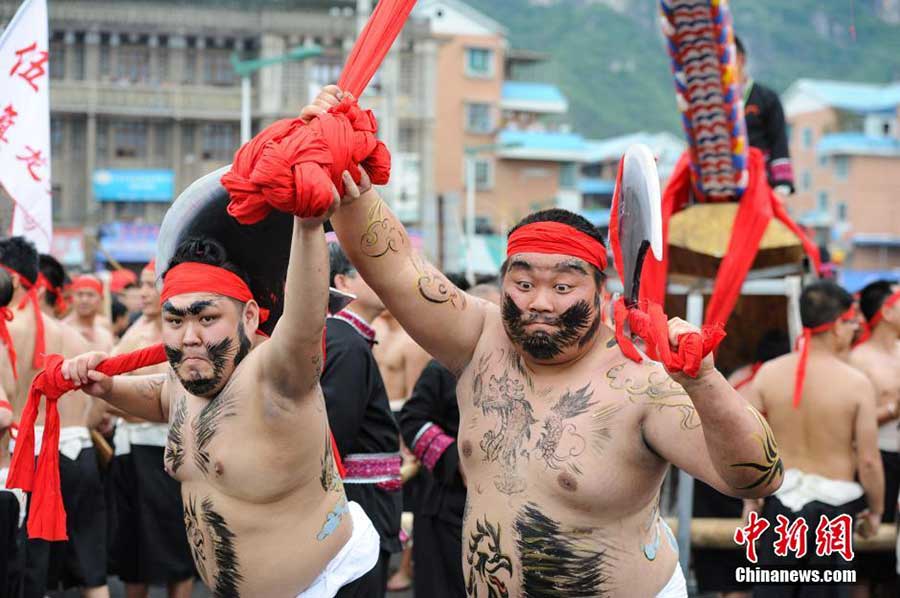 Un bateau géant porté par une marée humaine 