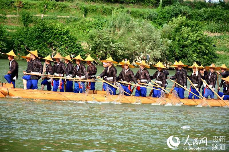 Le Festival des Bateaux-Dragons des Miaos du Guizhou