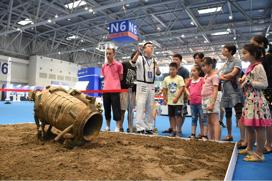 Ouverture d'une exposition sur l'espace militaire à Chongqing