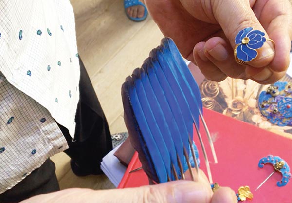 Des plumes de martin-pêcheur dans la joaillerie impériale chinoise