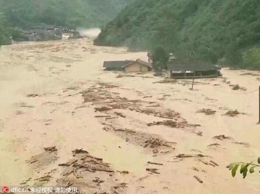 Le Comté de Jiuzhaigou touché par un énorme flux de débris après de fortes pluies