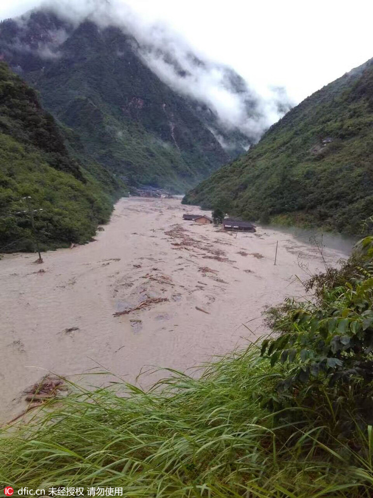 Le Comté de Jiuzhaigou touché par un énorme flux de débris après de fortes pluies