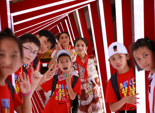 Visite de Beijing pour inspirer les enfants laissés en arrière