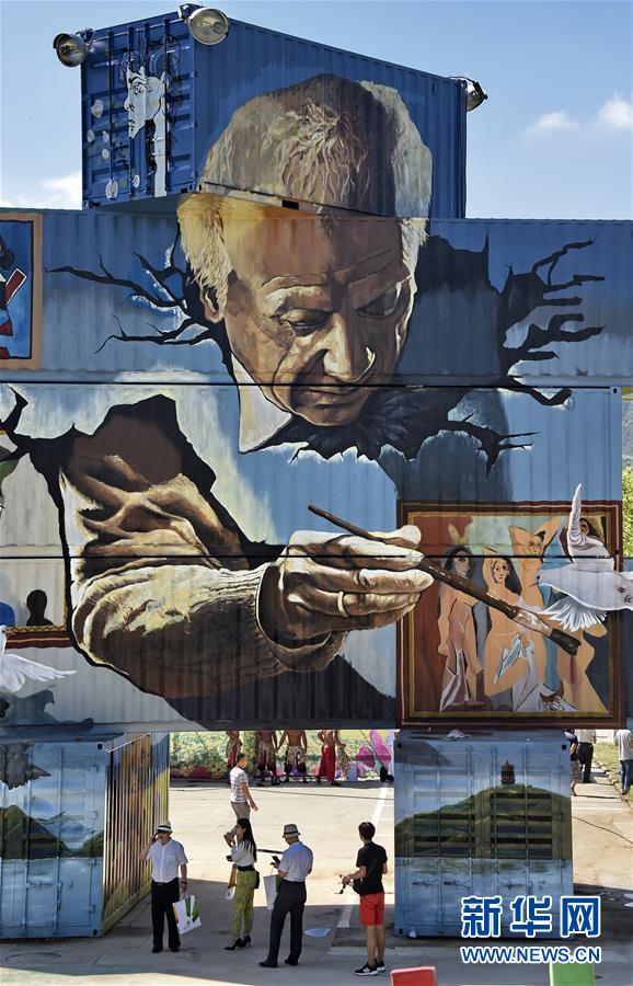 Beijing : conteneurs tagués et fête de la gastronomie 