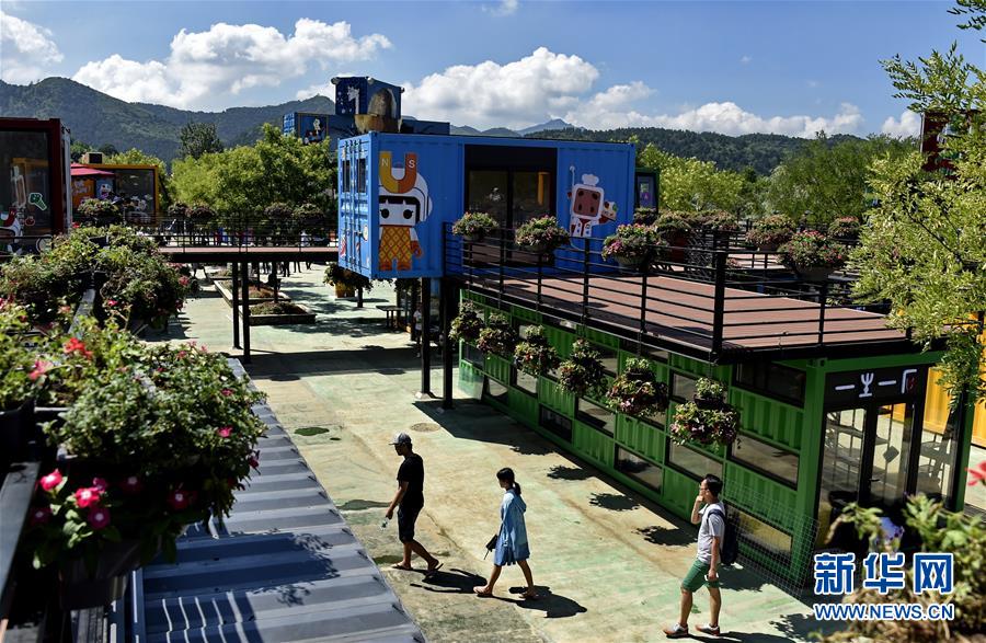 Beijing : conteneurs tagués et fête de la gastronomie 