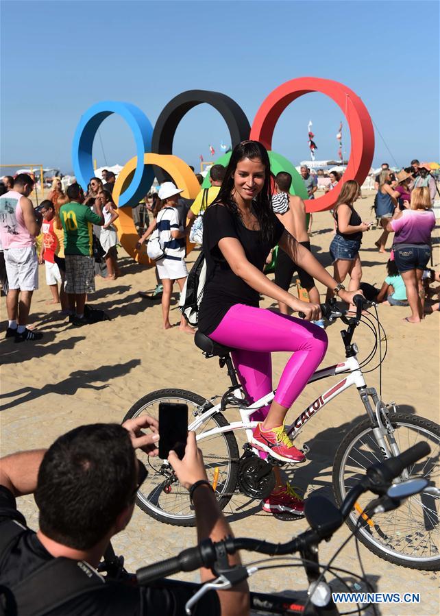 Brésil : les anneaux olympiques sur une plage de Rio
