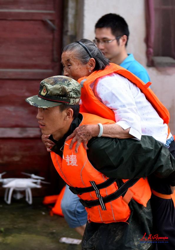 En images : des soldats chinois qui luttent contre les inondations
