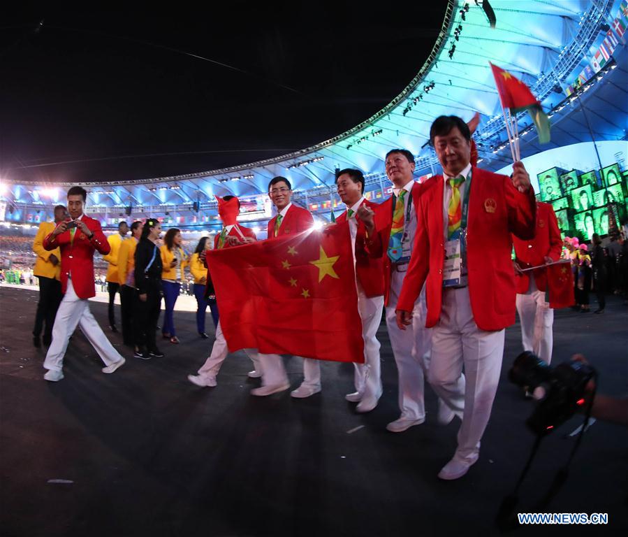 Jo de Rio : la Chine menée par l'escrimeur Lei Sheng défile à Maracana