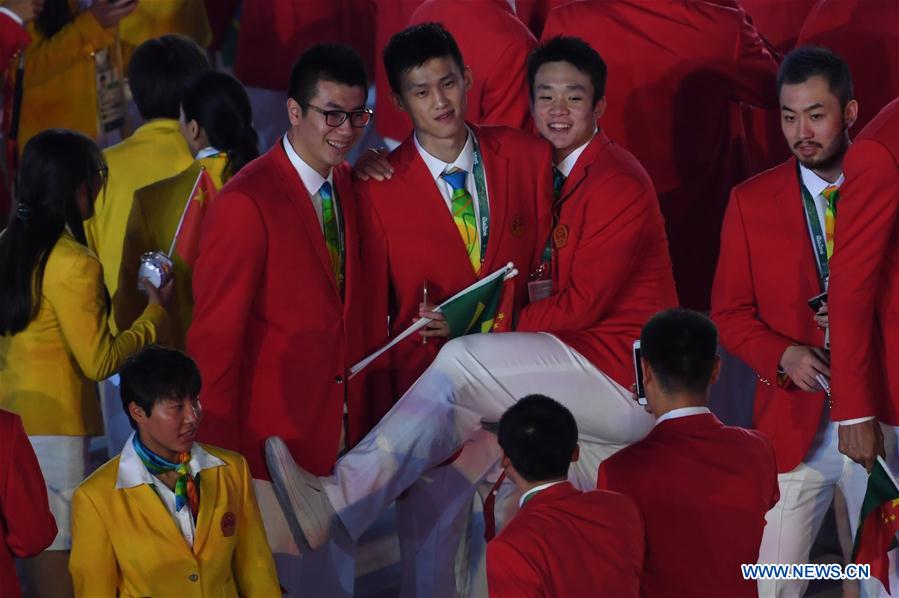 Jo de Rio : la Chine menée par l'escrimeur Lei Sheng défile à Maracana