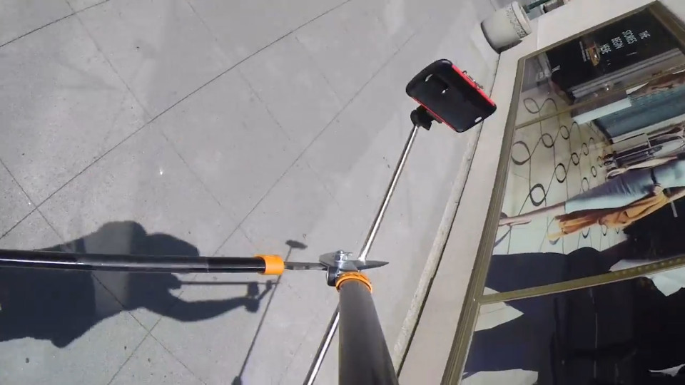 Cet Américain déteste les perches à selfies, et il a trouvé une solution radicale…