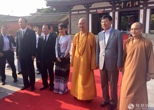 Aung San Suu Kyi en visite aux guerriers et chevaux de terre cuite des Qin et au Temple Famen de Xi'an