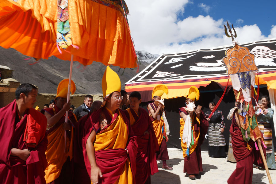 Prières du 11e Panchen-lama au pied du Qomolangma
