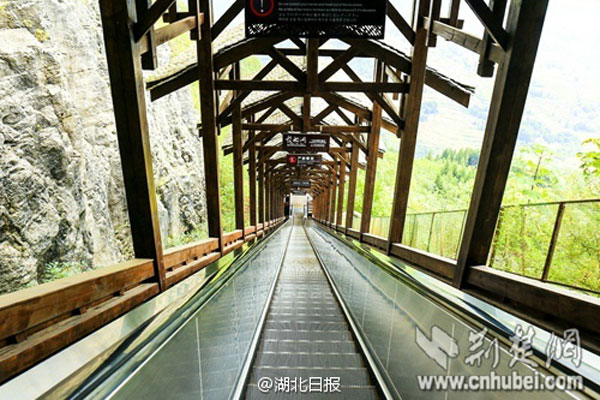Mise en service du plus long escalator touristique du monde dans le centre de la Chine