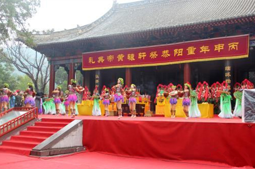 Les Chinois de Chine et de l'étranger célèbrent en nombre l'Empereur Jaune pour la Fête du Double Neuf