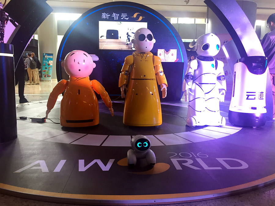 Communication entre robots intelligents et le public au salon de l'intelligence artificielle de Beijing