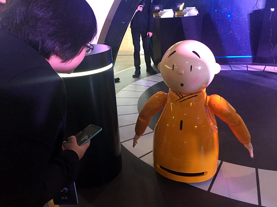 Communication entre robots intelligents et le public au salon de l'intelligence artificielle de Beijing