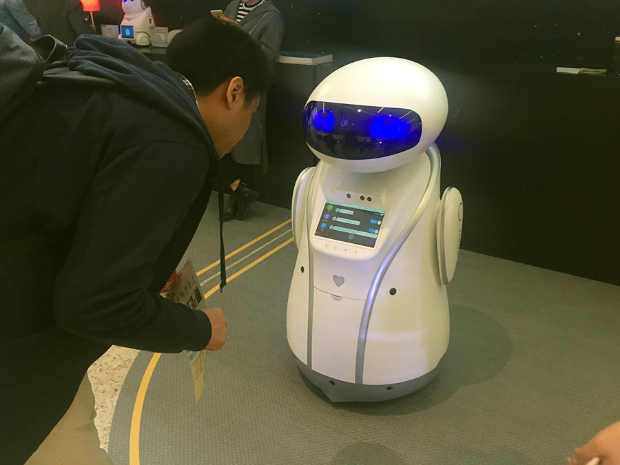 Communication entre robots intelligents et le public au salon de l'intelligence artificielle de Beijing