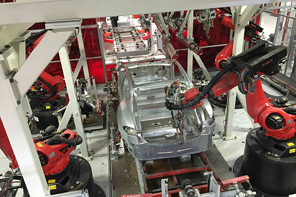 Tesla projette de recruter 100 dipl?més d'université et de construire une usine en Chine