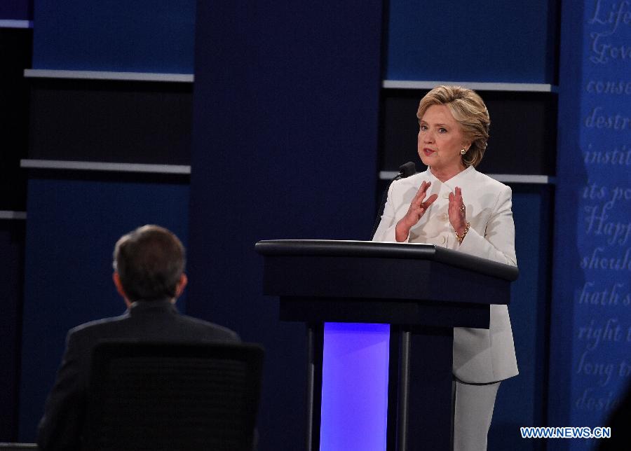 L'équipe de campagne d'Hillary Clinton minimise la signification de la réouverture de l'enquête du FBI sur ses courriels