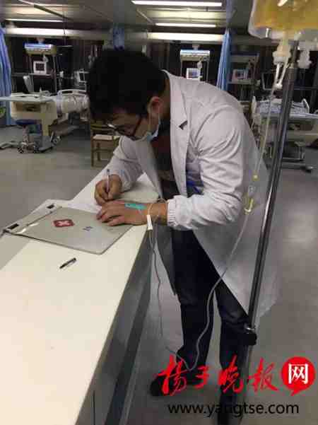 Un médecin soigne un patient tout en recevant une perfusion intraveineuse