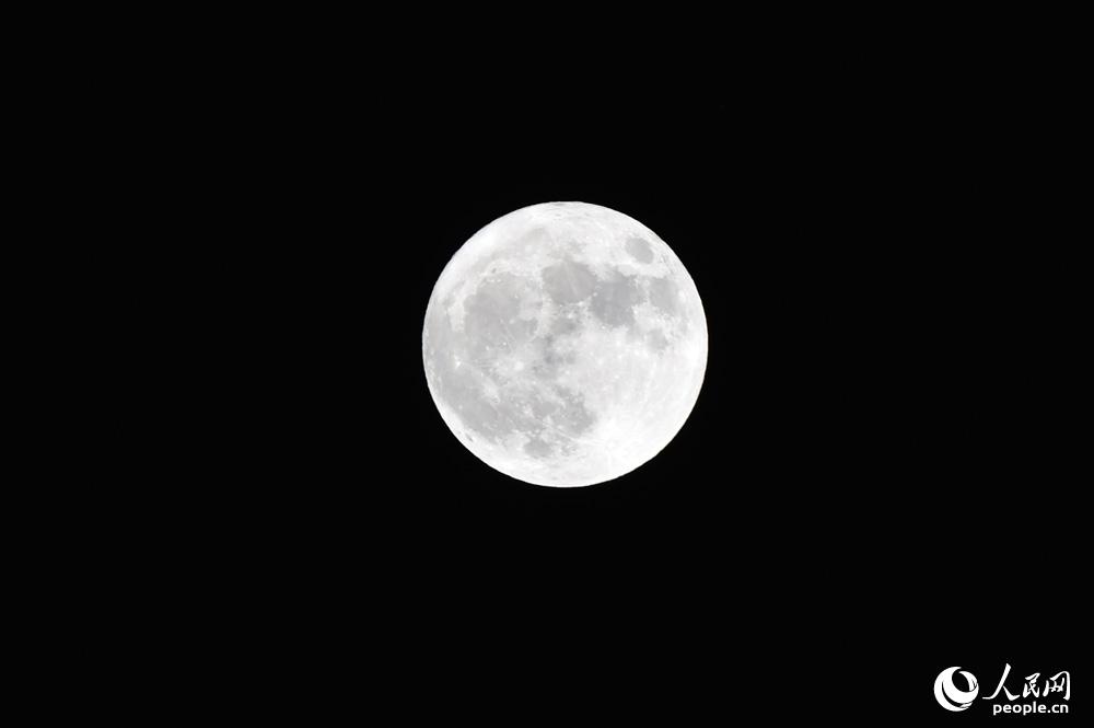 La ? superbe Lune ? vue de Beijing