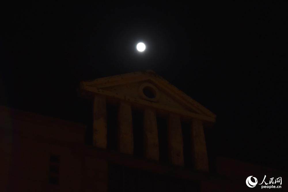 La ? superbe Lune ? vue de Beijing