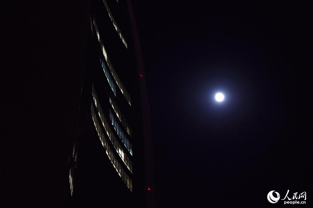 La ? superbe Lune ? vue de Beijing