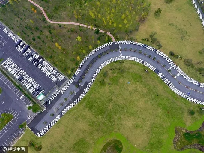 Hangzhou : des voitures officielles en stationnement illégal ? 