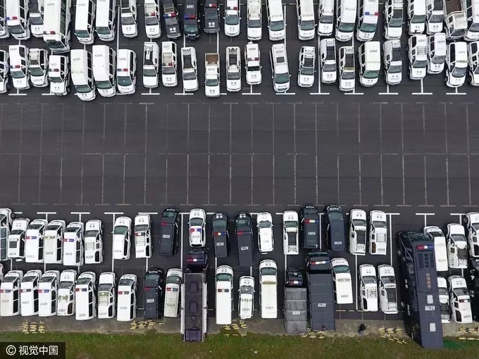 Hangzhou : des voitures officielles en stationnement illégal ? 