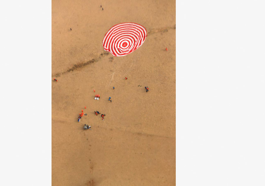 Les ta?konautes Jing Haipeng et Chen Dong sont revenus sains et saufs sur Terre