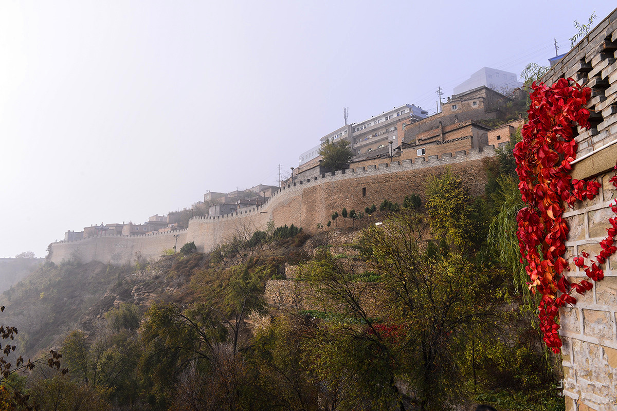 Le Temple Xianglu, une merveille perchée en haut d'un rocher surplombant le Fleuve Jaune