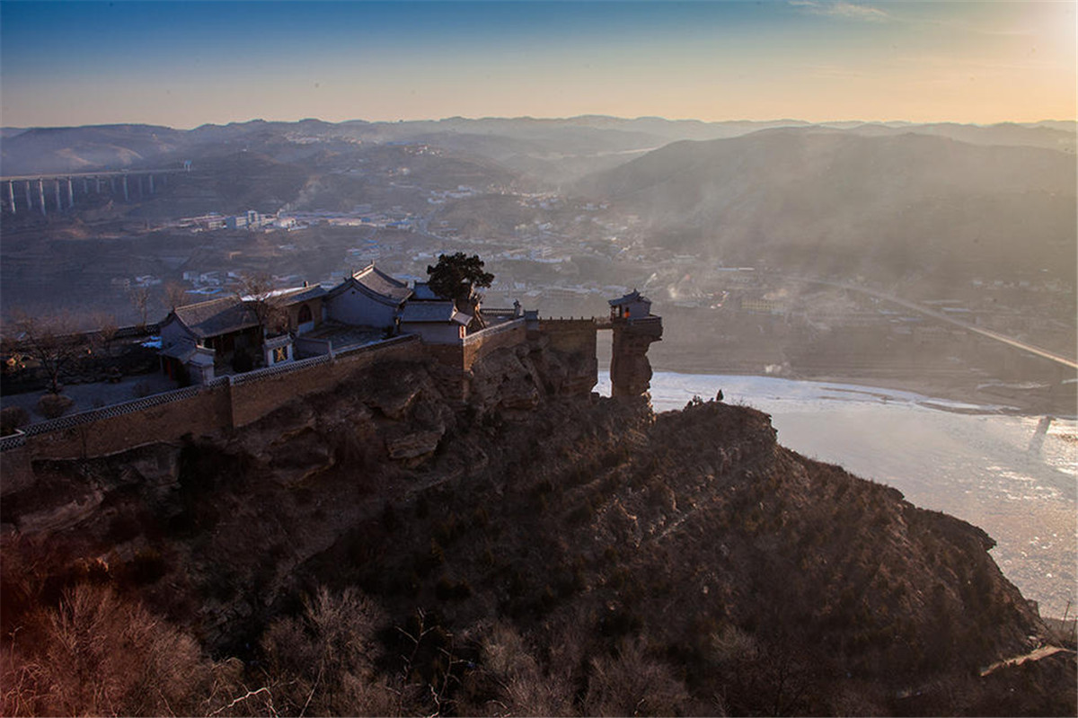 Le Temple Xianglu, une merveille perchée en haut d'un rocher surplombant le Fleuve Jaune